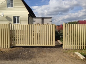 Ворота откатные из евроштакетника - пример 12 фото в Ейске