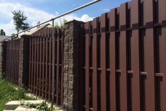 Забор из евроштакетника с кирпичными столбами 25 метров фото в Ейске