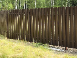Забор из евроштакетника с забивными столбами 15 метров фото недорого под ключ