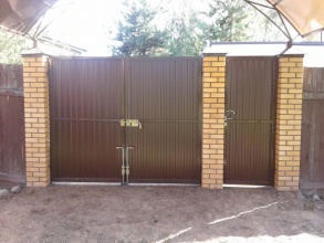 профнастил с распашными воротами - пример 11 фото в Ейске