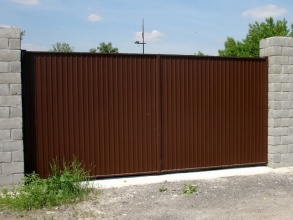 ворота распашные с ручным управлением - пример 11 фото в Ейске