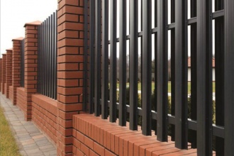 Забор из евроштакетника с кирпичными столбами 20 соток фото в Ейске