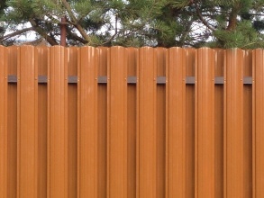 Забор из евроштакетника с кирпичными столбами 10 соток фото цена за метр