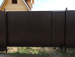 Ворота из профнастила откатные - пример 11 фото в Ейске