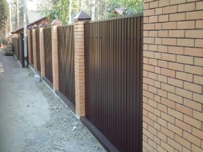 Забор из профнастила с кирпичными столбами 72 метра фото в Ейске