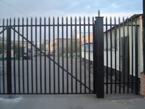 Сварные заборы с бетонированием столбов 12 метров фото в Ейске