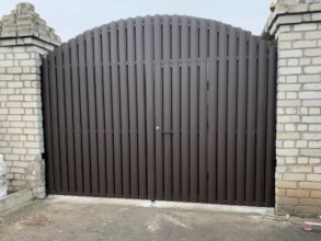 Ворота распашные из евроштакетника - пример 2 фото в Ейске