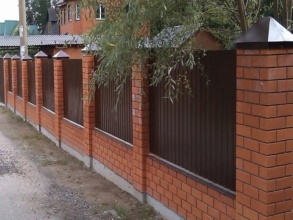 Кирпичный забор на ленточном фундаменте 12 соток фото стоимость под ключ