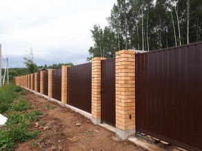 Кирпичный забор на ленточном фундаменте 12 метров фото в Ейске