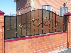 Кованые заборы с поликарбонатом 100 метров фото цена под ключ