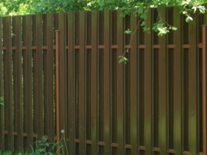 Забор из евроштакетника с бетонированием столбов 12 метров фото в Ейске