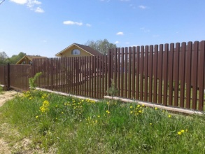 Забор из евроштакетника на ленточном фундаменте 84 метра фото с установкой