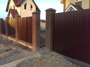 Забор из профнастила с кирпичными столбами 35 метров фото недорого под ключ