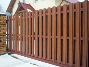 Забор из евроштакетника с кирпичными столбами 200 метров фото в Ейске