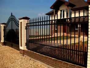 Сварные заборы с кирпичными столбами 12 метров фото в Ейске