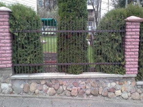 Сварные заборы с кирпичными столбами 80 метров фото в Ейске