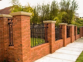 Сварные заборы с кирпичными столбами 10 метров фото недорого