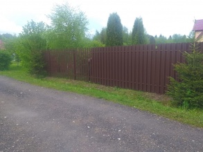 Забор из евроштакетника в шахматном порядке 25 метров фото недорого