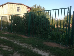 Сварные заборы с забивными столбами  80 метров фото в Ейске