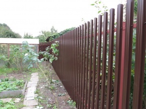 Забор из евроштакетника с забивными столбами 86 метров фото в Ейске