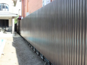 Забор из евроштакетника на ленточном фундаменте 57 метров фото в Ейске