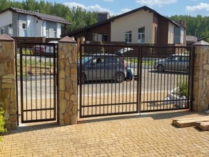 Распашные ворота решетчатые - пример 5 фото с установкой