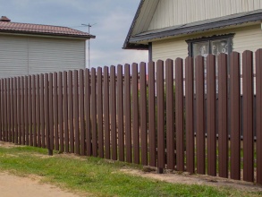 Забор из евроштакетника с забивными столбами 200 метров фото в Ейске