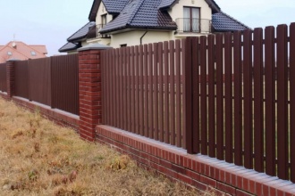 Забор из евроштакетника с кирпичными столбами 8 соток фото в Ейске