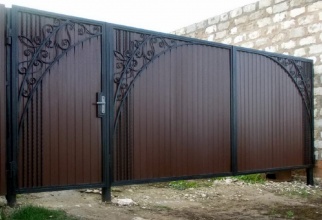 Распашные ворота из профнастила - пример 1 фото в Ейске